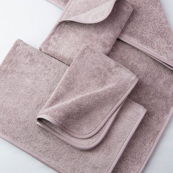 Les serviettes de bain capri sont vendues par lot de 3 en éponge bouclette en 100% coton moelleuse et absorbante, finition avec un biais d'une autre couleur, l'ensemble comprend une serviette de douche, une serviette de bain ,un carré visage .Le coton garantit en été une fraîcheur optimale