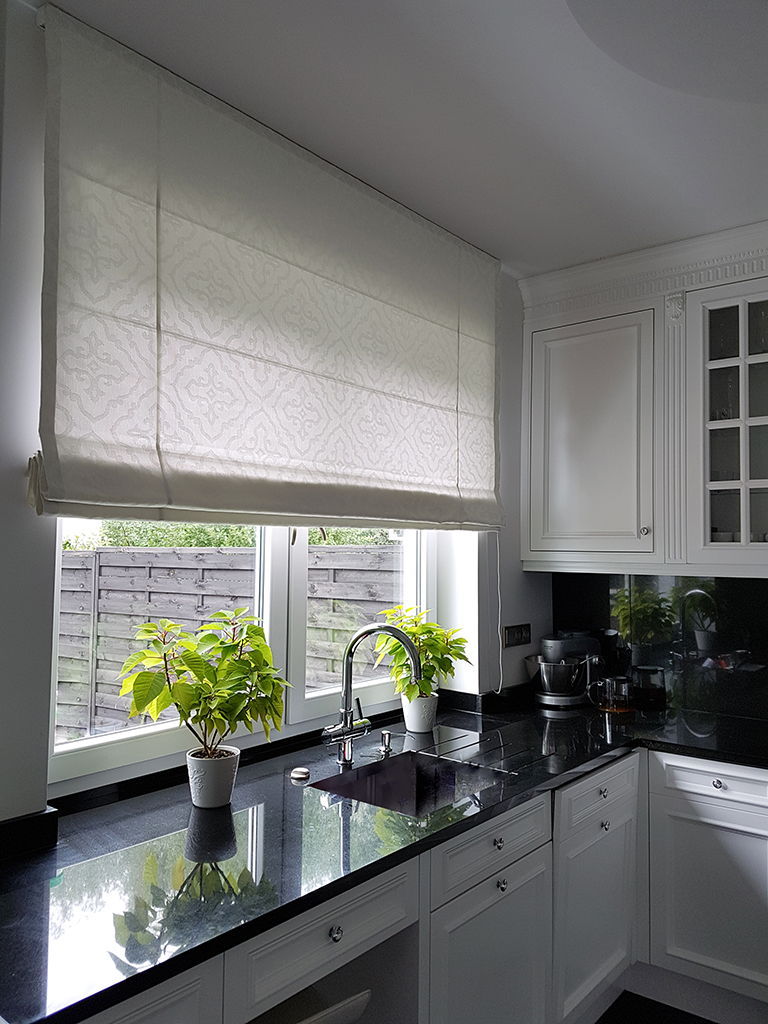 Roleta_rzymska_kuchnia_Villa_Nova_-Camberley_-ETON_dekoracje_okienne_STYLEatHOMEpl6-jin8bh1p