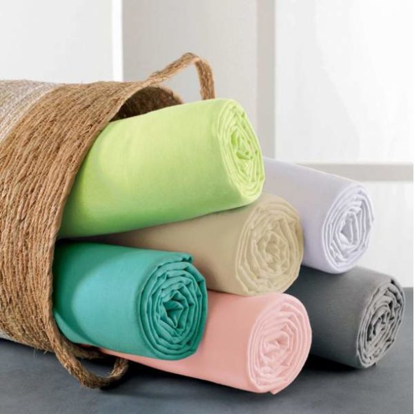 Le drap housse en 100% satin de coton ou en percale de coton dans différents coloris offrent un grand confort et une tenue parfaite sur le matelas ,indispensable pour compléter le linge de lit.