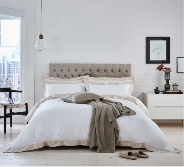 Élégant linge de lit à volant au toucher doux et soyeux en 100% satin de coton avec un joli volant contrastant.