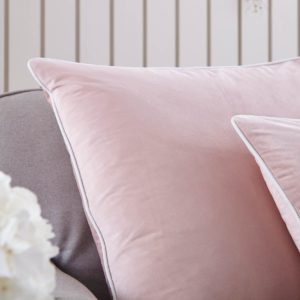 La housse de coussin velours rose de qualité ,tissu doux au toucher pour une ambiance chic,la couleur cosy du rose appelle à la détente.