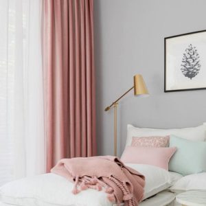 e rideau velours rose à œillets s'adapte à votre intérieur pour une déco cosy et moderne.                                                    Le rideau peu être double d'une taffetas, la couleur rose très tendance donnera une ambiance chic à votre chambre . Vendu par lot de 2 : L 1.40 m / H 2.80 m                                                                                                                                            Composition :100% velours polyester                                                                                                                                                  Entretien :facile.