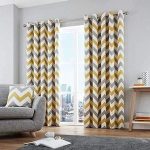 Le rideau motif  chevron style rétro des années 70 tendance déco en 2022 dégage une sensation agréable et chaleureuse à votre intérieur les rideaux à rayures,motifs chevrons ainsi que les fleurs sont de retour,des motifs qui donnent du pep’s à votre chambre à coucher et salon.